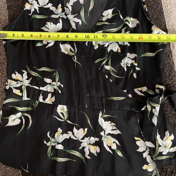 Sleeveless wrap top - Picture 3 of 6